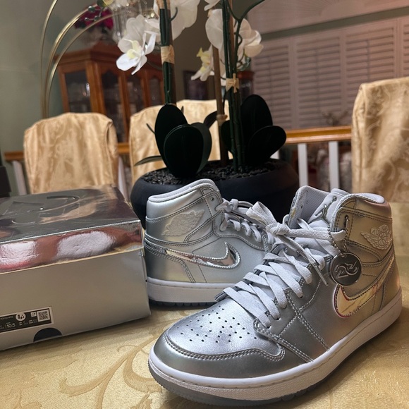 🩶New Women’s 10.5 / Mens 9- Nike Air Jordan 1 Retro High OG  NRG Chrome Sneakers - Picture 6 of 11